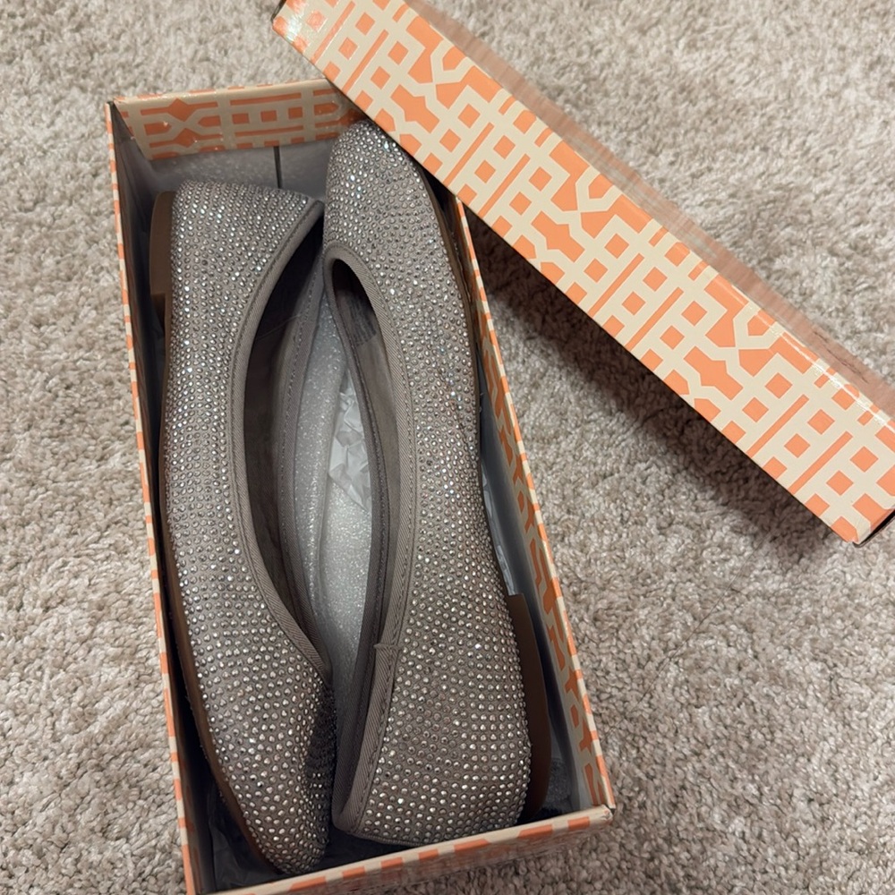 Gianni Bini star Brite Silo Grey Flats, like new!